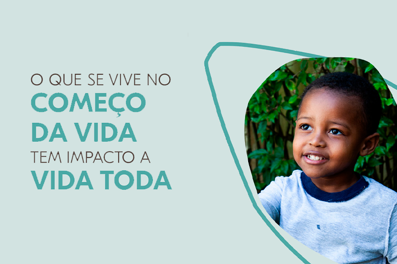 Montagem com fundo azul e a foto de um menino negro. A imagem contém o texto "O que se vive no começo da vida tem impacto a vida toda" e ilustra a matéria "Agosto Verde: Promoção da Primeira Infância no Brasil".