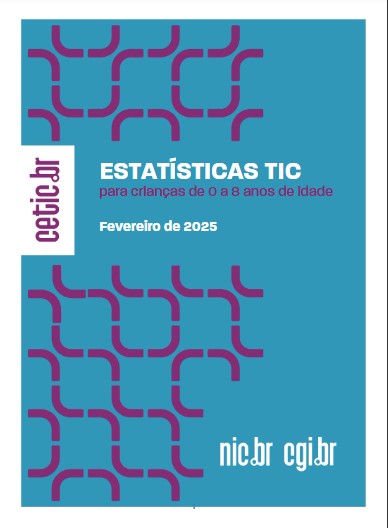 crianças em ambiente escolar sorriem ao lado de trabalhadoras da escola