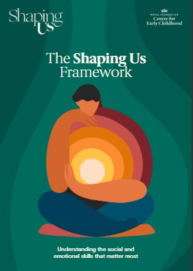 uma criança em ambiente externo sorri