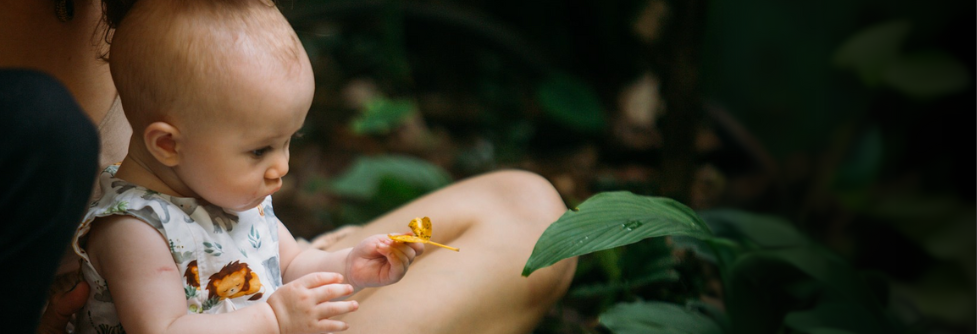 Bebê interagindo com a natureza.