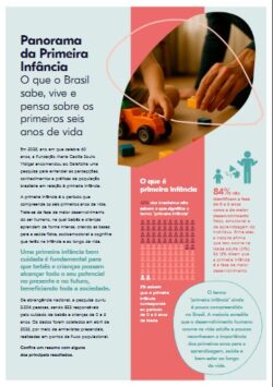 crianças pequenas sorriem em meio a natureza e brincam com um lençol azul florido