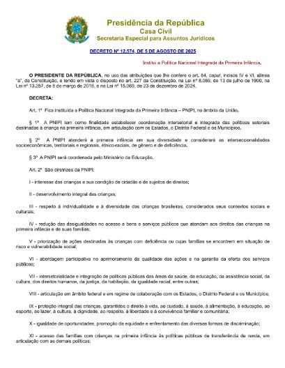 duas crianças sorriem, enquanto a primeira estende a mão e aponta para frente