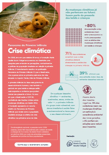 Menina pequena com laços vermelhos no cabelo explora um brinquedo pendurado em um galho, brincando ao ar livre em meio às plantas