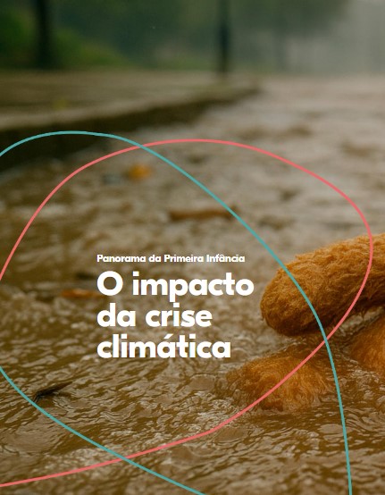 Uma criança parda está na grama com olhar sério.